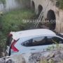 Pengemudi Salah Baca Google Maps, Mobil Honda CR-V Terjun Bebas ke Parit di Tambun