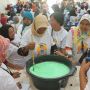 Emak-emak Dilatih Membuat Sabun Cuci Piring di Tengah Harga Kebutuhan Pokok Yang Sedang Naik