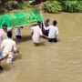 Warga Pemerihan Lampung Terpaksa Seberangi Jenazah Lewat Sungai, Sampai Ada Keranda Terguling