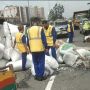 Truk di Cengkareng Terguling usai Pecah Ban, Biji Plastik Berhamburan ke Tengah Tol