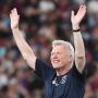 Momen Haru Pelatih West Ham David Moyes Berikan Medali Juara Liga Konferensi untuk Ayahnya