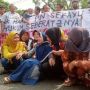Ibu Korban Pingsan Saat Demonstrasi Tuntut Guru Setubuhi Murid Dituntut Mati