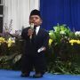 8 Potret Ucok Baba Datang ke Wisuda Anak, Kenakan Jas Berdasi dan Kopiah Hitam