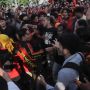 Ogah Beri Jalan Luhut, Massa Pendukung Haris-Fatia Bentrok dengan Polisi di PN Jaktim