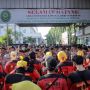 Chaos! Massa Pendukung Haris-Fatia Cegat Mobil Luhut dan Bentrok dengan Polisi