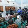 Genjot Penurunan Kemiskinan, Ganjar Serahkan Bantuan Keuangan Hingga Hibah Sosial Rp 94,6 Miliar ke Warga Kendal