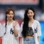 Kenakan Jersey Baseball, aespa Sukses Lempar Bola Pertama di Liga New York Yankees