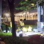 Tengah Malam, Pemprov DKI Bongkar Blokade Trotoar di Depan Kedubes AS