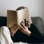 5 Cara Mempertahankan Kebiasaan Membaca Buku agar Tetap Konsisten