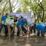 Lanjutkan Program Estafet Peduli Bumi, Asuransi Astra Tanam 5 Ribu Bibit Pohon Mangrove di Surabaya