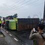 Sundul Separator, Truk Terguling hingga Melintang di Flyover Pesing Jakbar