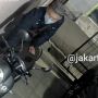 Pria Berpeci Terekam Kamera CCTV saat Gasak Honda Scoopy Warga saat Subuh di Palmerah