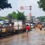 Jalan Hek Kramat Jati Jaktim Tergenang, Banyak Motor Mogok