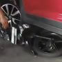 Sebuah Motor Tergilas Mobil di Pesanggrahan, Pemilik Kesulitan Evakuasi