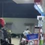 Viral Wanita Tak Mau Turun dari Motor saat Hendak Isi BBM, Endingnya Bikin Malu