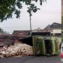 Truk Pengangkut Sembako Mundur Tabrak 3 Kios di Gedung Air Bandar Lampung