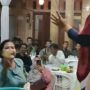 Viral Emak-emak Kesal hingga Lempar Pisang ke Wanita yang Asyik Berjoget, Diduga Gegara Tak Bayar Utang