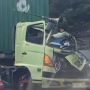 Sopir Diduga Mengantuk, Truk Trailer di Penjaringan Ringsek Usai Nabrak Bokong Truk Lainnya