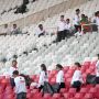 Komunitas Juang Bersihkan Sampah Usai Acara Bulan Bung Karno di GBK