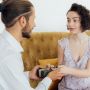 Kenali Istilah Love Bombing dan Bahayanya dalam Hubungan