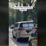 Viral! Pengendara di Malang Tempel Tulisan di Belakang Mobil, Romantis Banget