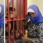 Emak-emak Nangis Lihat Putranya dalam Jeruji Kantor Polisi: Kasih Ibu Luar Biasa