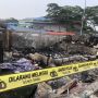 Kebakaran Hebat Menjalar Jalur KRL, Emak-emak di Klender Nyaris Terpanggang saat Selamatkan Tetangga yang Tidur