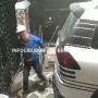 Seorang Pria Terekam CCTV Saat Nyolong Spion Mobil Pajero di Pondok Gede