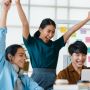4 Zodiak yang Dianggap Membawa Energi Positif di Tempat Kerja, Siapa Saja?