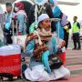Mendarat di Bandara Juanda, Jemaah Haji Kloter Pertama Sujud Syukur