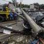 Terlibat Kecelakaan, Mobil Tabrak dan Tertimpa Tiang Listrik di Jalan Raya Parung