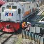 Viral Pengendara Motor Halangi Laju Lokomotif, Warganet Justru Gemas dengan Sosok Ini