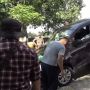 Mobil Taksi Online Nyangkut di Bantaran Kali Mookervart Cengkareng Gegara Ikuti Petunjuk Google Maps