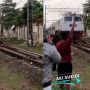 Mengerikan! Pria Mendadak Tiduran di Atas Rel saat Kereta Melintas, Anak-anak Histeris!