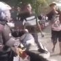 Nekat Menerobos Perlintasan Kereta Api, Pemotor Ini Ditendang dan Dipukul Petugas Jaga