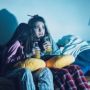 5 Trik Ampuh Ajak Teman Penakut Nonton Film Horor, Nikmati Sensasinya!
