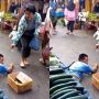 Akting Cacat hingga Tiduran di Tengah Pasar, Pengemis Ini Disumpahi Netizen: Moga Kena Azab Cacat Seumur Hidup!