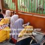 Kocak! Momen Emak-emak Kompak Intip dari Balik Pagar saat Antarkan Anak Sekolah di Hari Pertama