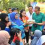 Sandiaga Uno Turun Berikan Bantuan Sembako Murah untuk Emak-Emak di Surabaya