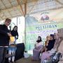 Kelompok Tani Mekar Arum Diajarkan Cara Membuat Pupuk Organik