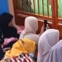 Momen Emak-Emak Antar Anak Sekolah Hari Pertama, Jongkok di Depan Pagar