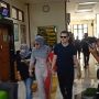 Hadiri Sidang Cerai Perdana, Cinta Penelope Tampil Mesra dengan Suami Bule Sambil Gandengan Tangan