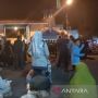 Ribuan Warga Berbondong-bodong Rebutan Kotoran Kerbau dalam Tradisi Kirab Malam 1 Suro Keraton Solo