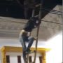 Naik Genteng saat Dikepung Warga, Maling Jatuh dari Tangga Bikin Ngakak: Kayak Film Warkop DKI