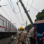 Truk Tabrak Tiang Listrik Aliran Atas Bikin Perjalan KRL Terganggu