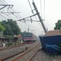 Truk Tabrak Tiang Listrik Aliran Atas di Jaksel, Perjalanan KRL Arah Tanah Abang Terganggu