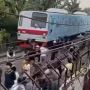 KRL di Tanjung Priok Terhenti Gegara Tawuran Remaja, Polisi Tembak Gas Air Mata Bubarkan Massa