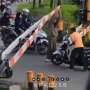 Bantu Seorang Pria Lewati Palang Pintu Kereta, Aksi Gadis Ini Dibanjiri Pujian Netizen