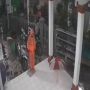 Disaksikan Anak Korban, Maling Beraksi Pakai Jas Hujan Sikat Motor Driver Ojol saat Salat di Masjid