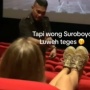 Gak Sopan! Bule Kena Tegur Gegara Naikin Kaki di Kursi Bioskop di Surabaya